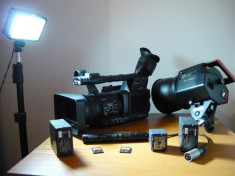 Camera video PANASONIC HMC151 impecabila + LAMPA VIDEO leduri + LUMINI mari + alte ACCESORII foarte utile * OFERTA SPECIALA !!! * foto