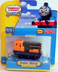 Take-n-Play cu magnet - Thomas and Friends trenulet - IRON &amp;#039;ARRY locomotiva cu un frate geaman Iron Bert ( transport 2.6 RON la plata in avans ) - NOU foto