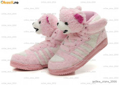 Adidas Jeremy Scott Teddy Bear pink. foto