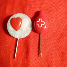 2 Insigne vechi Donator singe -Crucea Rosie , plastic ,d= 1,7 cm