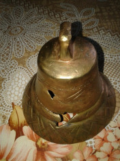 clopot la 1880 raf ,din bronz cu aliaj de argint ,este fisurat de colectie de dimensiuni mici. foto