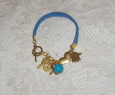 Bratara handmade din snur faux suede albastru, inchizatoare toggle,link inimioara aurie, diferite charms aurii. foto