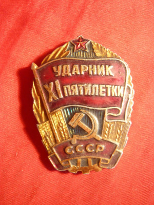 Insemn -Participant la al 11-lea cincinal al URSS ,metal si email ,h= 4,4 cm foto