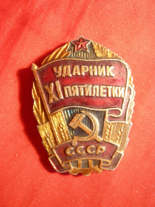 Insemn -Participant la al 11-lea cincinal al URSS ,metal si email ,h= 4,4 cm