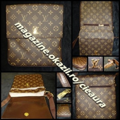 GEANTA BORSETA BARBATEASCA UMAR SOLD PIELE ECOLOGICA IMPRIMEU CLASIC firma LOUIS VUITTON MONOGRAM 4 COMPARTIMENTE INCHIDERE MAGNET COLECTIE NOUA foto