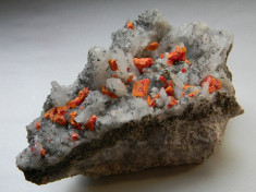 Mineral din colectie - REALGAR PE CUART foto