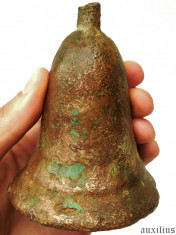 AuX: Interesant CLOPOT primitv executat rudimentar din bronz masiv, perioada Imperiului Roman, nu prezinta ciocanelul si urechiusa, greutate 0,6 KG! foto