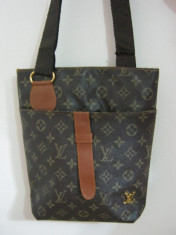 GEANTA LOUIS VUITTON POSTAS-SUPERBA ,PRET MICUT!DIMENSIUNE 30X26 CM-MODEL 2014 -VARA- foto