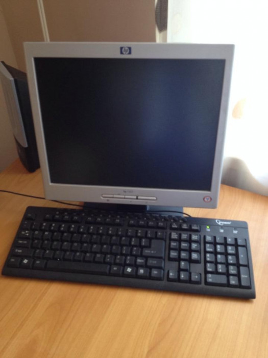 Vand calculator cu monitor HP1502 + tastatura, cu garantie