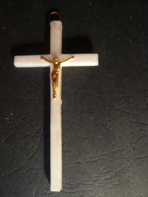 Cruce cu Iisus , plastic si metal aurit , h= 8,5 cm foto