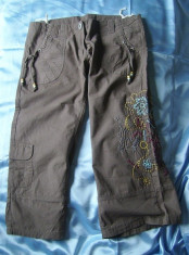 PANTALONI DAMA, STIL CARGO 3/4, KHAKI, DIN BUMBAC, CU BRODERIE MULTICOLORA. Marimea S, stare excelenta! foto