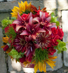 Buchet Trandafiri, Crini, Floarea Soarelui, Zinnia, Cosmos si Clopotei Irlandezi foto