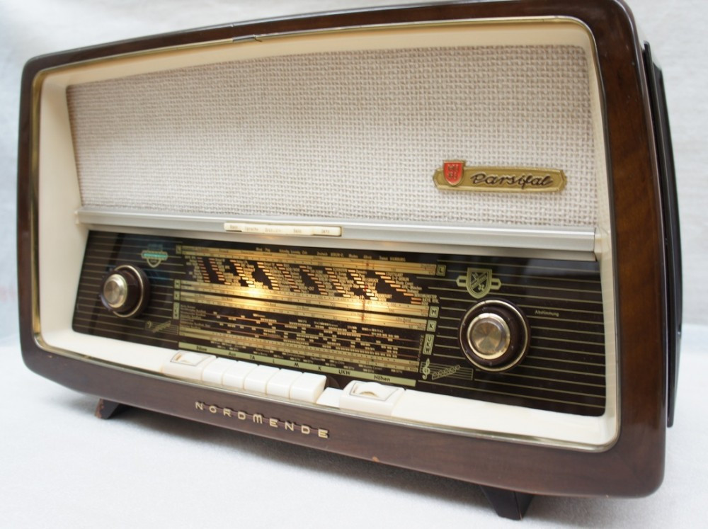Stofa pentru radio vechi cu lampi | arhiva Okazii.ro