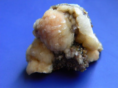 Specimen minerale - CALCITA PE SIDERIT foto