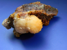 Specimen minerale - CALCITA PE SIDERIT CU LIMONIT foto