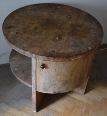 Masa rotunda din lemn stratificat cu furnir din lemn de nuc, cu 2 usi si 4 polite foto