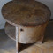 Masa rotunda din lemn stratificat cu furnir din lemn de nuc, cu 2 usi si 4 polite