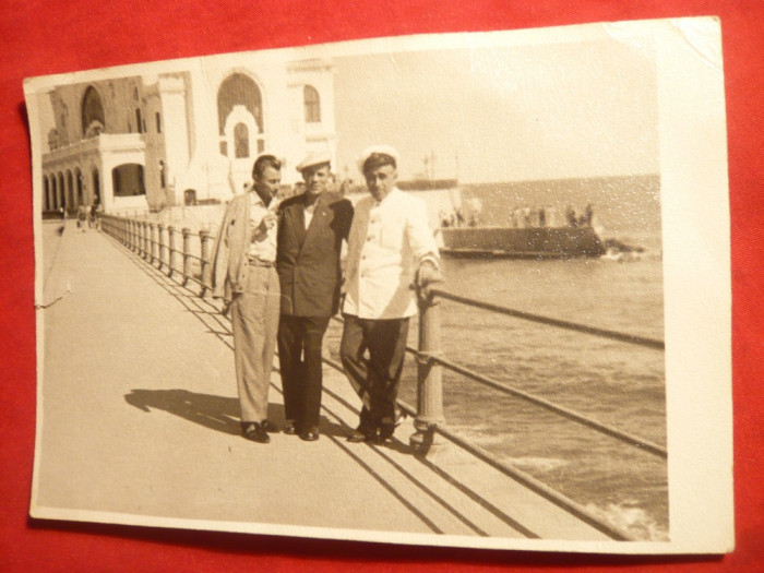 Fotografie veche Constanta- Cazinoul si 3 personaje , 12,5 x 8,5 cm
