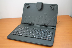 HUSA TABLETA 7 INCH CU TASTATURA - MUFA MICRO USB foto