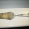 Paleta de metal pentru prajituri cu gravura si mica insertie de sidef
