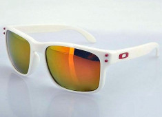 Ochelari de soare Oakley Holbrook, rame albe cu logo rosu, lentile fumurii cu oglinda galben-portocalie cameleonica ! Made in USA! CADOU: un saculet ! foto