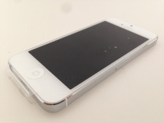 Apple IPHONE 5 16GB WHITE NOU - NEFOLOSIT , NEVERLOCKED ! 1679 lei foto