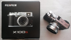 Fujifilm X100S argintiu 1884 de cadre, Aproape nou, In Garantie pana la data de 07.05.2015 + Geanta BlackRapid SNAPR 35, Parasolar, Filtru, 2 Baterii. foto