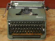AuX: Masina de scris in stare foarte buna, marca OLYMPIA, made in Germany, Western Part, functionala, de colectie, veche din perioada anilor 1960-70! foto