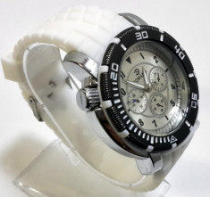 Ceas quartz fashion cu bratara din silicon alb MODEL 057 foto