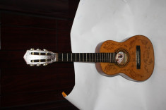 Chitara clasica 82 cm lungime, frumos decorata, vintage, cred ca este fabricata la Reghin, posibil pentru copii,lemn. (C32 foto