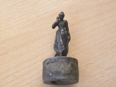 Statueta din speatru de la inceputul sec.XIX,in stare buna. foto
