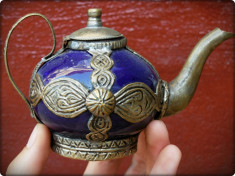 AuX: Interesant CEAINIC vechi confectionat din ceramica ferecata cu ornamente orientale din alama argintata, stare foarte buna, piesa de colectie! foto