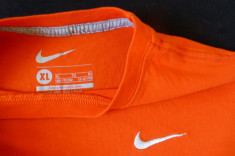 Tricou Nike; marime XL adolescenti, un S la noi (158-170 cm): 48.5 cm bust, 62.5 cm lungime, 41.5 cm intre umeri; impecabil foto