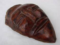 Masca veche sculptata in lemn de esenta exotica foto
