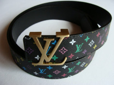 Curea Louis Vuitton LV negru cu semne LV colorate catarama metalica aurie foto