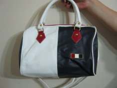 GEANTA TOMMY HILFIGER -SUPERBA ,PRET MICUT! DIMENSIUNE 31 X 23 CM foto