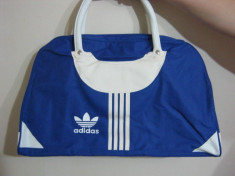 GEANTA ADIDAS -SUPERBA ,PRET MICUT!DIMENSIUNE 38 X 24 CM foto