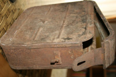 Vand cutie metalica din timpul razboiului -vintage (pt.pastrarea munitiei sau alimentelor) foto