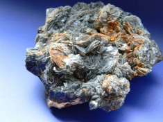 Mineral din colectie - CALCITA NEAGRA IN FRUNZA CU INCLUZIUNE DE JEMSONIT, SIDERIT SI LIMONIT foto