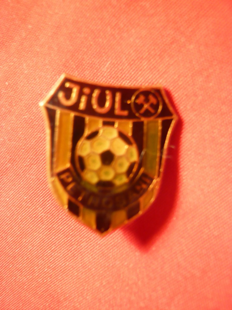 Insigna veche Fotbal Jiul Petrosani , h= 2,1 cm | Okazii.ro