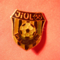 Insigna veche Fotbal Jiul Petrosani , h= 2,1 cm