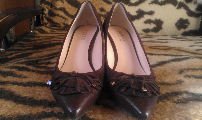 Pantofi damă, marca Guess by Marciano originale, culoare maro, piele naturală, mărimea 37, preț 150 RON