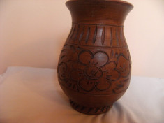 Vaza ceramica , lucrata manual cu diferite flori in basorelief,de colectie. foto