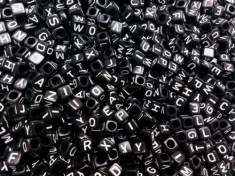 100 buc Margele plastic acril negre, litere alfabet mix, forma de cub, 6 mm foto
