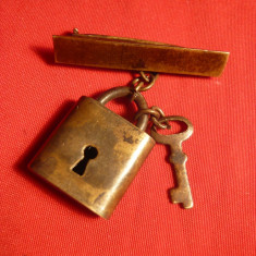 Insemn Militar Lacat si cheie , bronz , h= 3 cm AustroUngaria