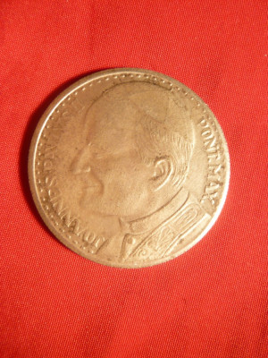 Medalie Papa Paul II ,revers Fecioara cu Pruncul, metal argintat d= 3,5 cm foto