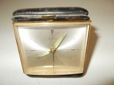 Ceas desteptator de voiaj Kienzle, fabricat in Germania, functionabil, necesita reparatie la sonerie. Carcasa nu este originala. foto