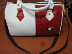 GEANTA TOMMY HILFIGER -SUPERBA ,PRET MICUT! DIMENSIUNE 31 X 23 CM foto