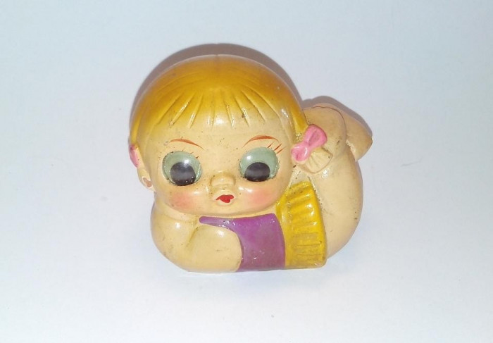 Ascutitoare din ceramica reprezentand o fetita, anii &#039;70