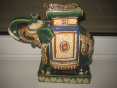 Elefant mare indian in ceramica colorata, stare buna foto
